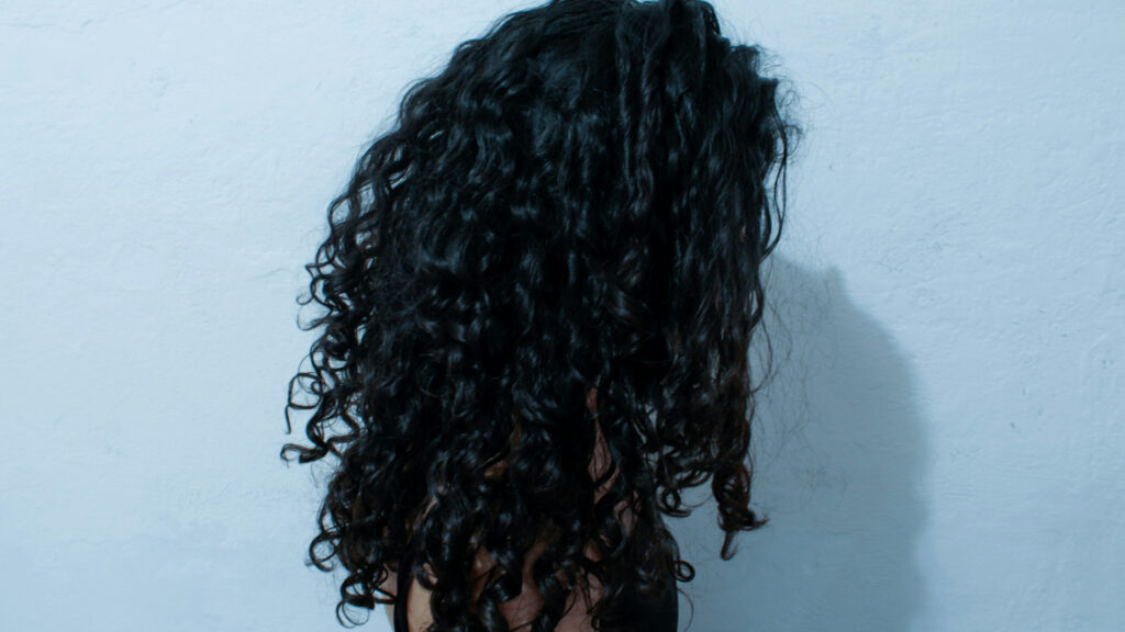Comment entretenir ses cheveux bouclés pour avoir de belles boucles ?