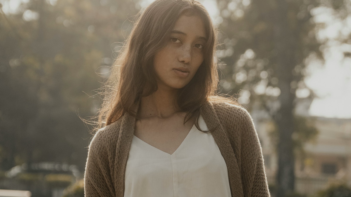 jeune femme portant un gilet de qualité dans une lumière d'automne