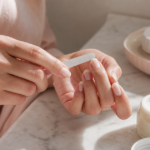 Ongle abîmé : les bons gestes pour le réparer sans l’agresser
