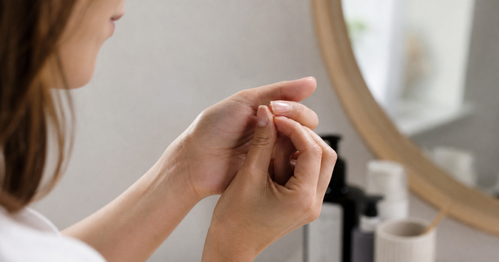 Peau qui pousse sous l’ongle : pourquoi et que faire ?
