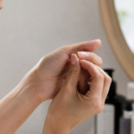Peau qui pousse sous l’ongle : pourquoi et que faire ?