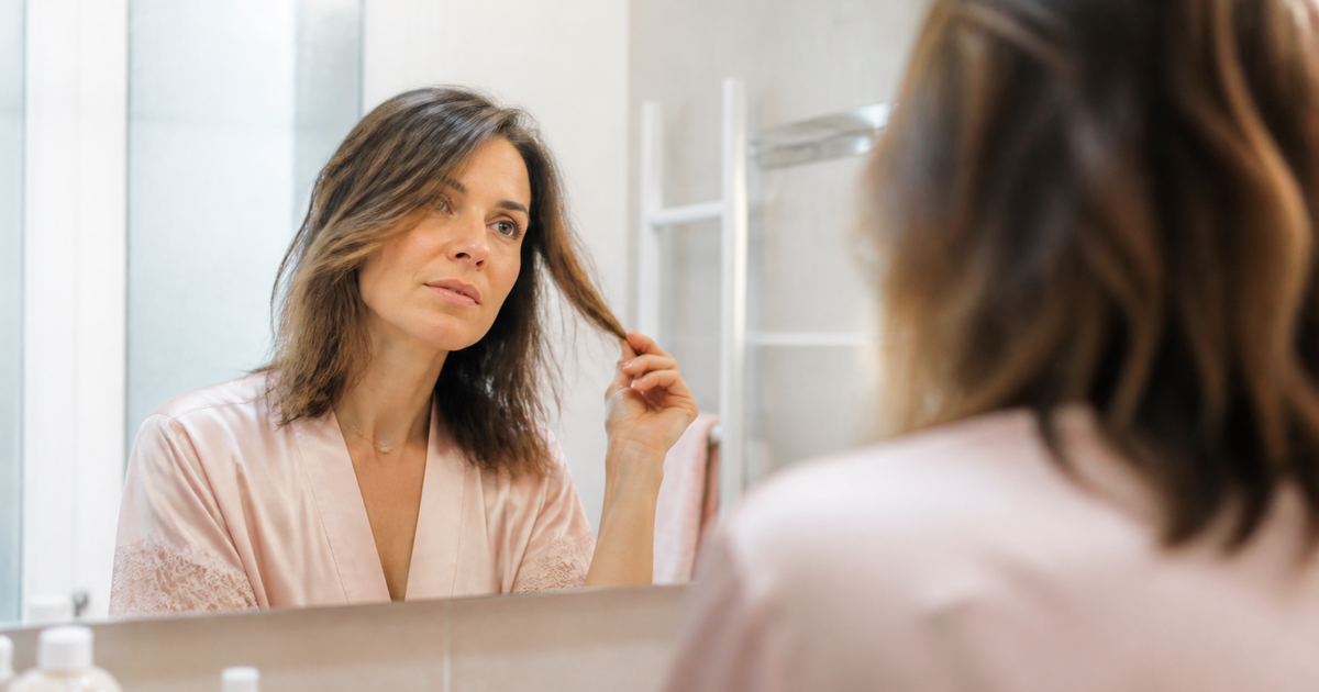 Cheveux fins ondulés confrontés à l’humidité dans une salle de bain