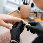 Chablon pour ongle : la pose sur mesure expliquée simplement