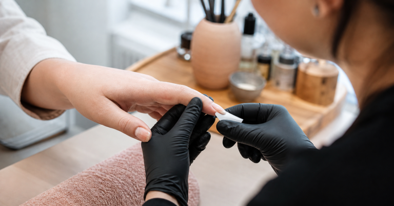 Chablon pour ongle : la pose sur mesure expliquée simplement