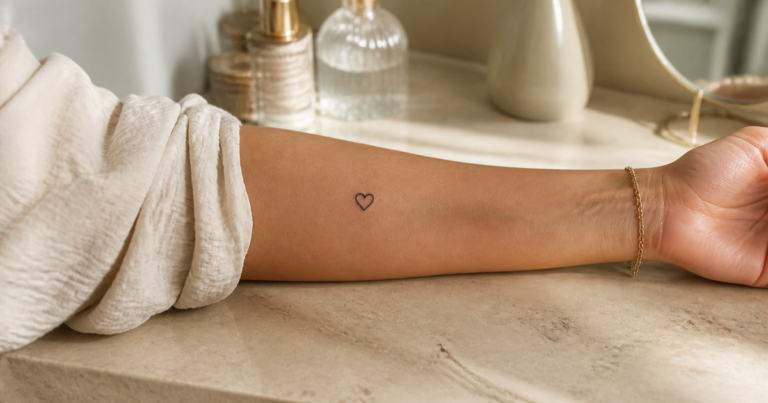 Tatouage cœur : quelle signification selon le motif ?