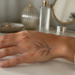 Tatouage main femme : idées, tenue et conseils