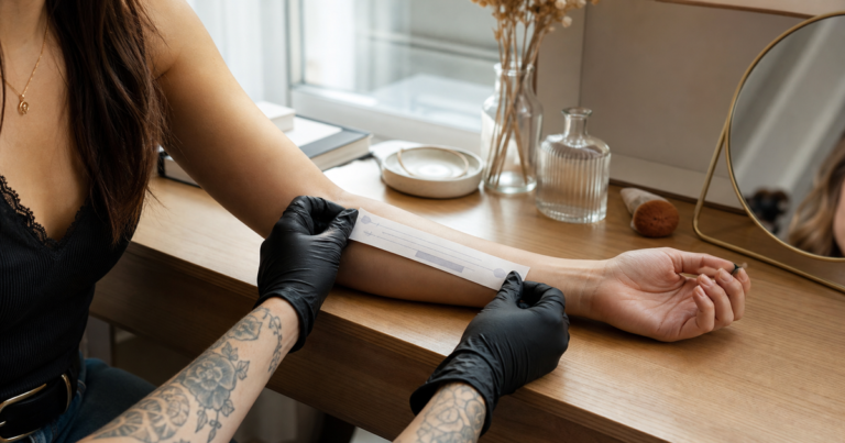 Tatouage phrase en anglais : 24 idées et leur vrai sens