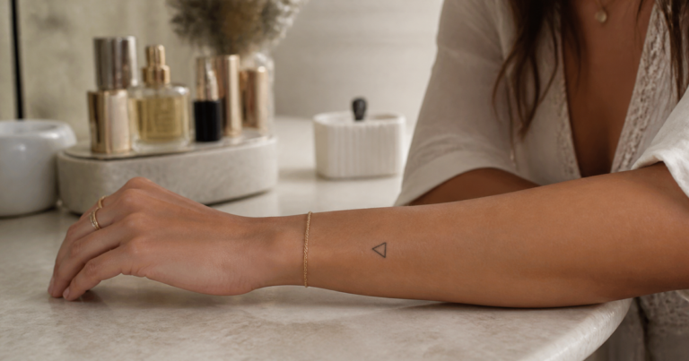 Tatouage triangle : quelle signification lui donner ?