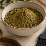 Poudre de coloration végétale dans un bol avec pinceau et mèche de cheveux bruns