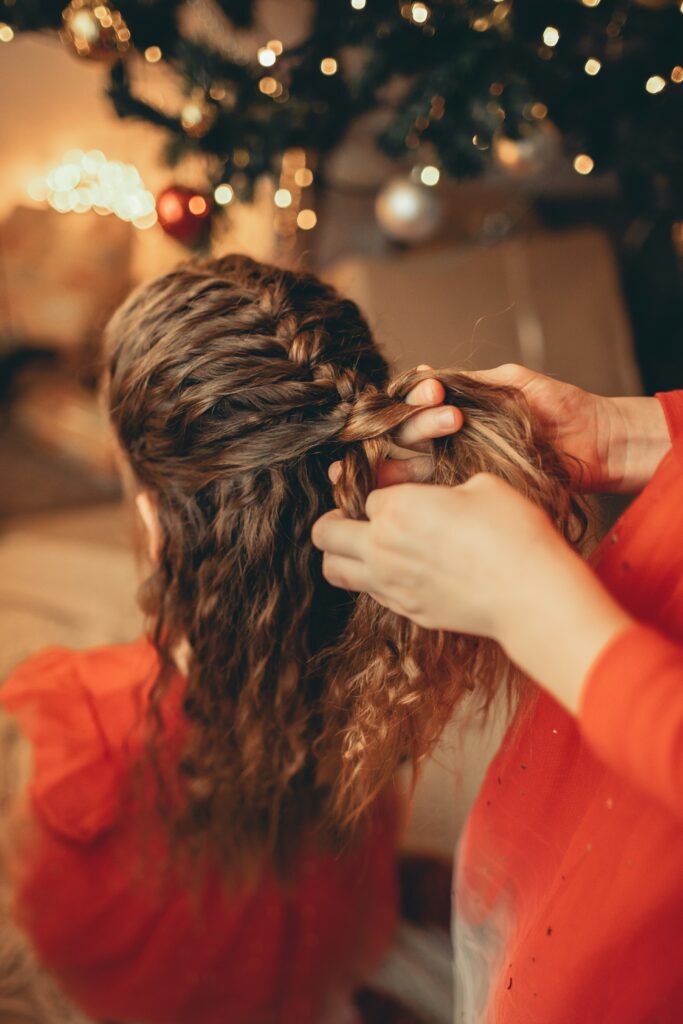 Tressage de cheveux devant un décor de fêtes