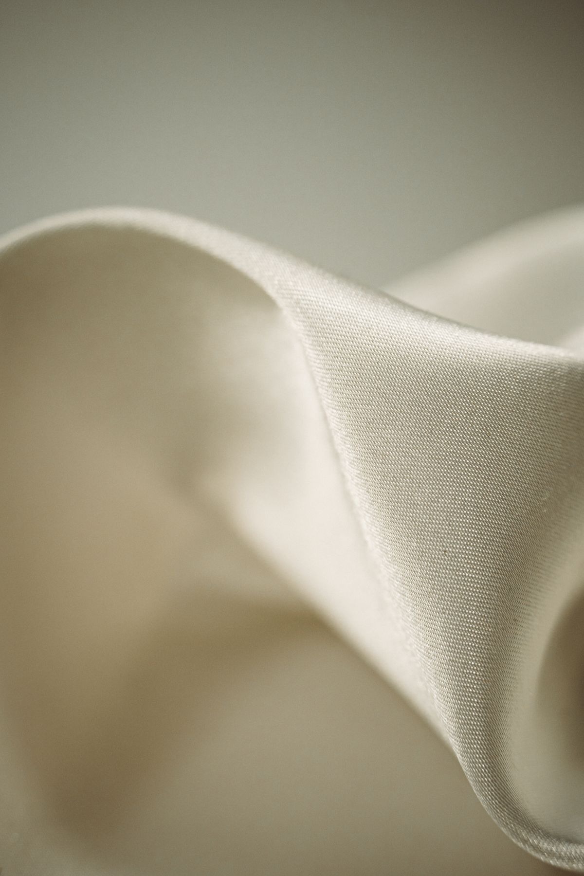 Gros plan sur un tissu de soie blanche aux plis lisses
